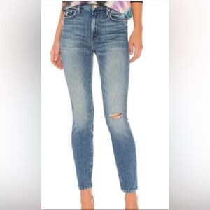 MOTHER High Waisted Looker Ankle Popism. Jeans with Distressed Details